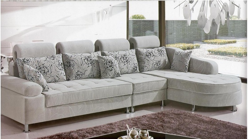 Vải lanh tự nhiên đang là một vật liệu thời trang trong thiết kế nội thất, và các mẫu sofa làm từ vải này thường có vẻ đơn giản nhưng đầy tinh tế.