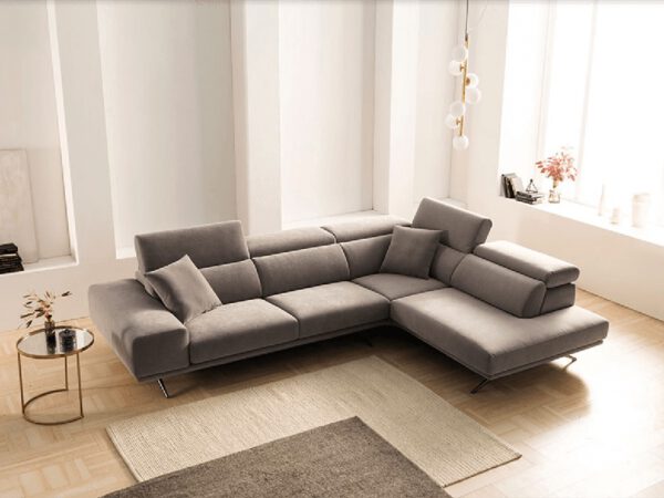 Bộ sofa bằng da thấp, sát tường tạo không gian lý tưởng để các bạn trẻ nô đùa vui chơi